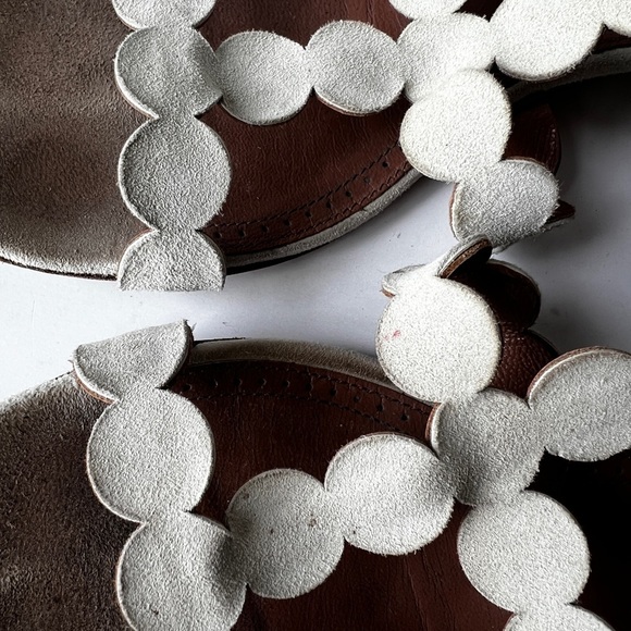 ALAÏA Leather Scalloped Accent Gladiator Sandals in Cream SZ 8 - Picture 7 of 11